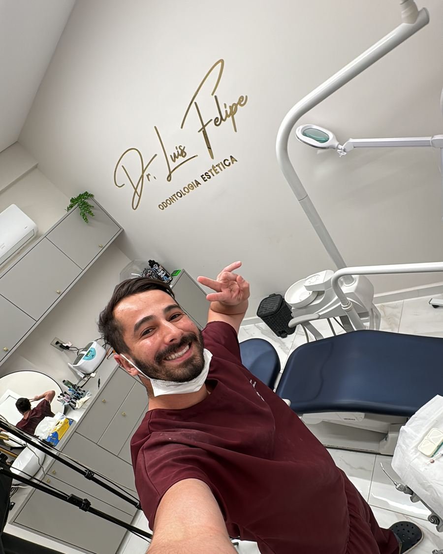 Dr. Luís Felipe, que faz lente de contato dental em Santos, no consultório