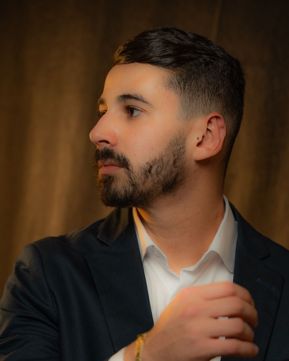 Dr. Luís Felipe de perfil, de terno